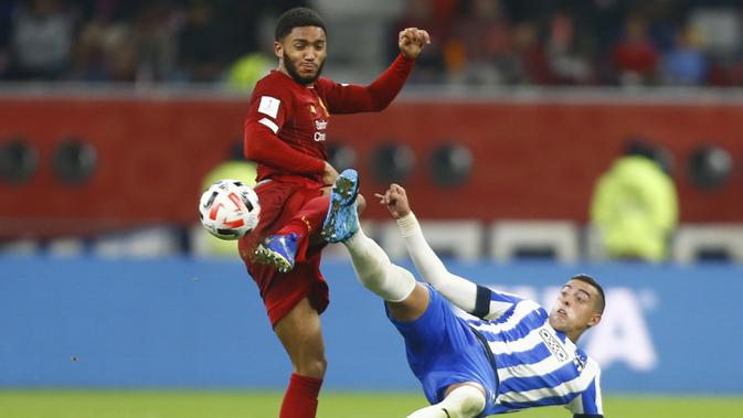 Bek Liverpool, Joe Gomez berebut bola dengan penyerang Monterrey, Rogelio Funes pada pertandingan Piala Dunia Antarklub 2019 di Stadion Internasional Khalifa di Doha, Qatar (18/12/2019). Di final, Liverpool akan menghadapi Flamengo pada 22 Desember. (AP Photo/Hussein Sayed)