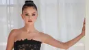 Selena Gomez memukau dengan lace hitam bernuansa couture. Meski belum terlihat di lokasi acara pada foto-foto paparazzi, Selena Gomez sempat membagikan penampilannya sebelum menghadiri pesta. Ia mengenakan gaun strapless hitam dari Oscar de la Renta Fall 2026 yang dihiasi botanical guipure lace transparan dan embroidery fringes. Siluetnya yang dramatis membuat penampilan Selena terasa seperti couture look yang pantas tampil di karpet merah.