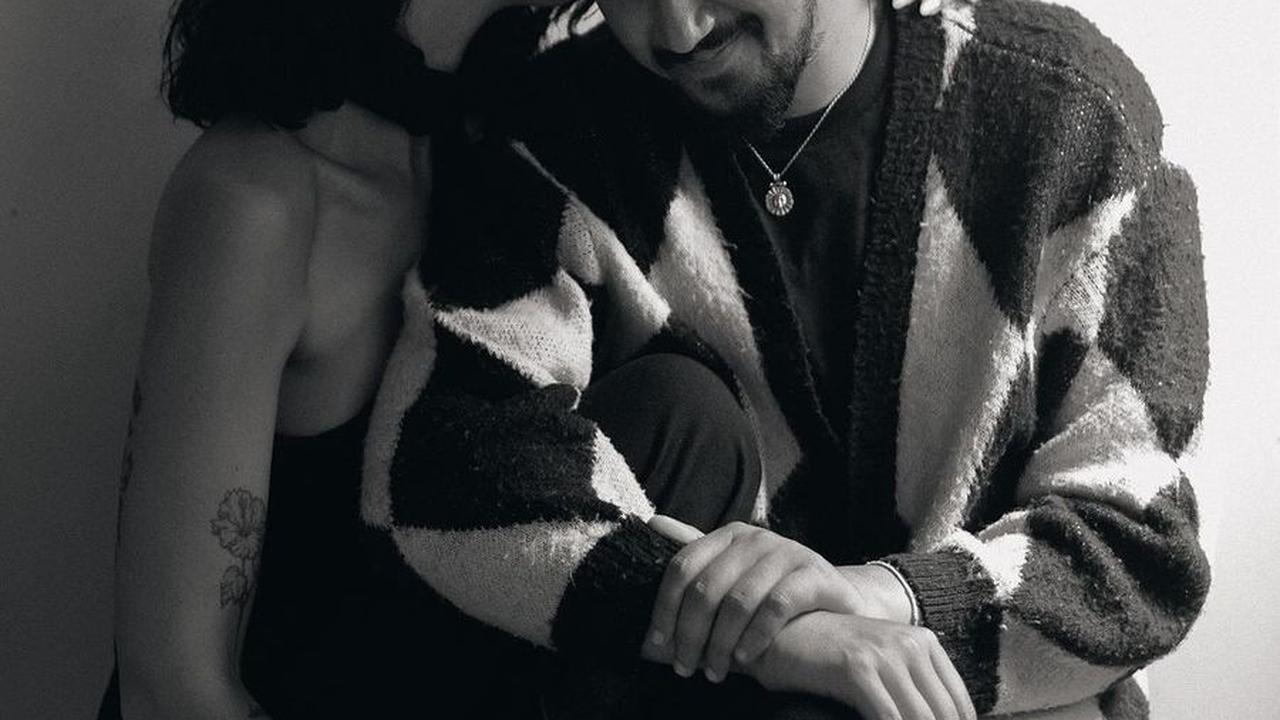 7 Potret Pernikahan Keenan Pearce dengan Tasha Serena, Digelar dengan Konsep Intimate Wedding - Bahagia Pamerkan Buku Nikah