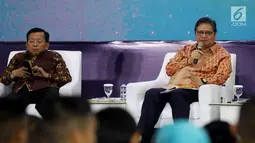 Ketua Umum Partai Golkar Airlangga Hartarto (kanan) memberikan paparan dalam acara Dialog Refleksi Akhir Masa Jabatan Anggota MPR, DPR, dan DPD RI di Kompleks Parlemen, Jakarta, Selasa (10/9/2019). Dialog membahas capaian kinerja DPR, MPR, dan DPD periode 2014-2019. (Liputan6.com/JohanTallo)