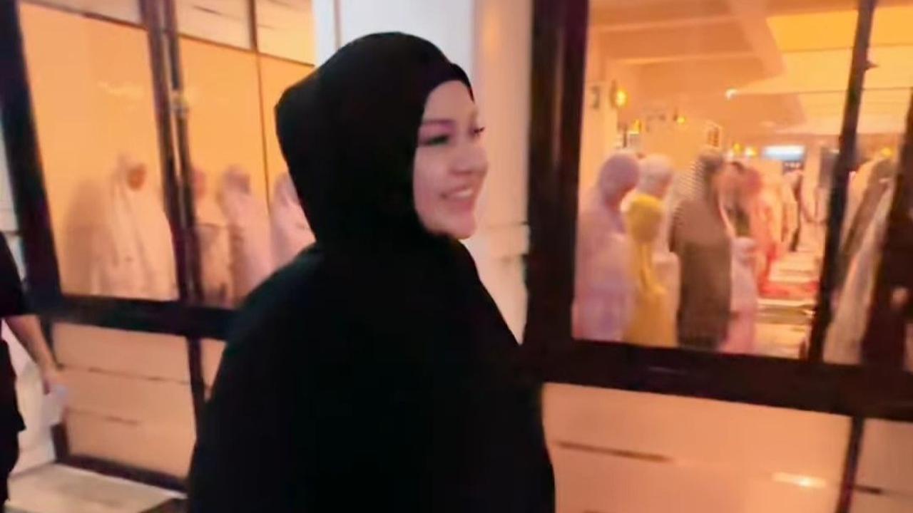 Penampilan Aurel tak luput dari perhatian netizen. Potretnya ramai disebut begitu cantik dan glowing.<br>