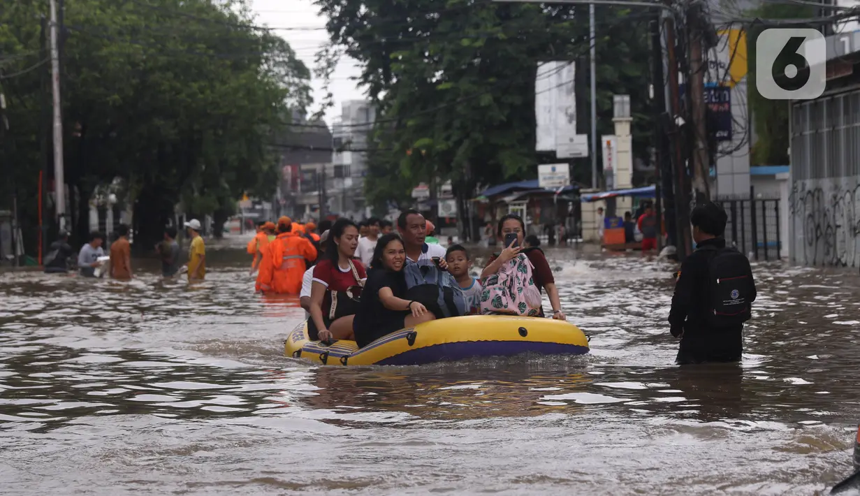 Warga menaiki perahu karet melintasi banjir yang merendam kawasan Benhil, Jakarta, Selasa (25/2/2020). Hujan yang mengguyur wilayah tersebut membuat air sungai meluap sehingga menyebabkan Banjir setinggi pinggang orang dewasa. (Liputan6.com/Angga Yuniar)