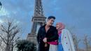 Setelah dari Swiss, pasangan selebriti ini memutuskan mengunjungi Paris. (Instagram/riaricis1795).
