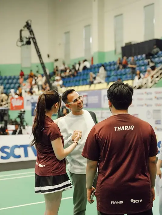 Sedangkan Thariq mengenakan kaus merah marun yang dipadukan celana pendek warna hitam. [@aaliyah.massaid]