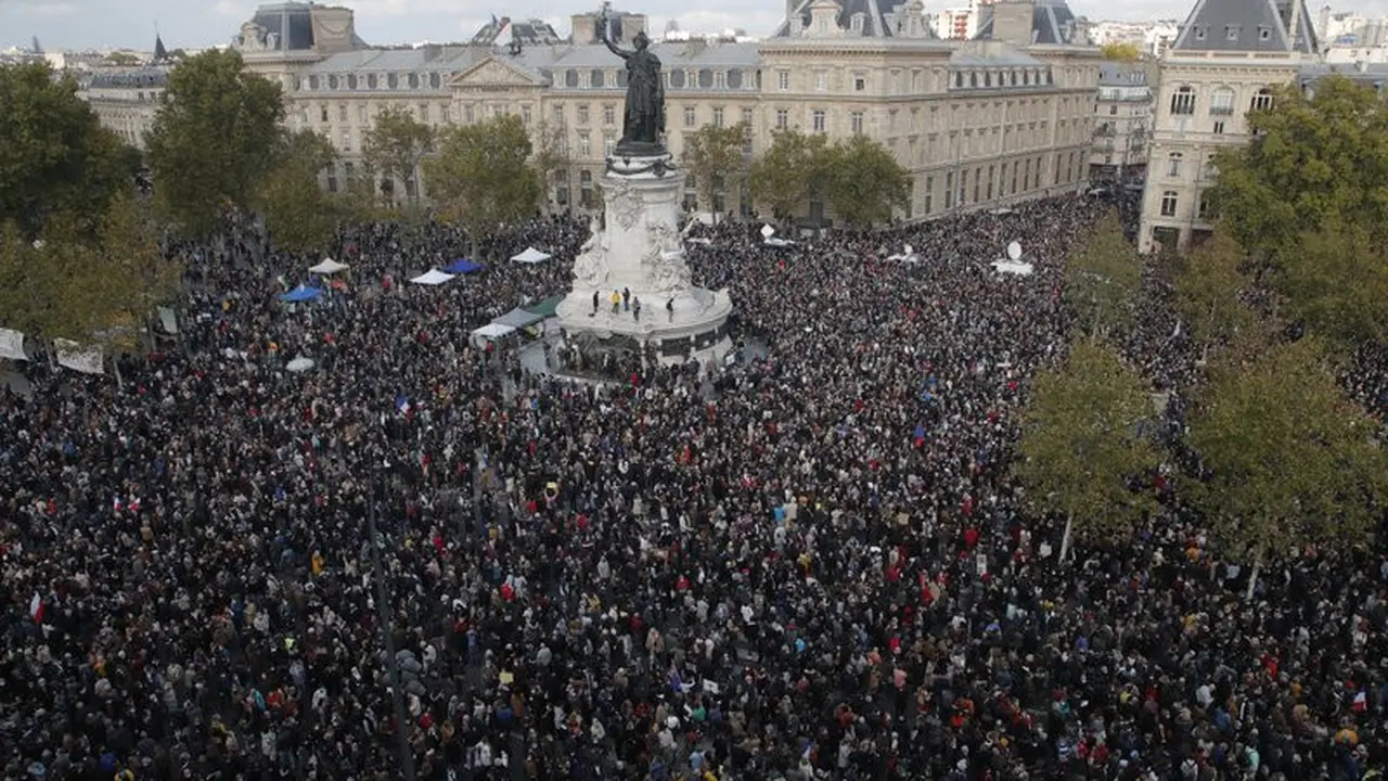 Ratusan orang berkumpul di alun-alun Republique selama demonstrasi pada hari Minggu 18 Oktober 2020 di Paris.