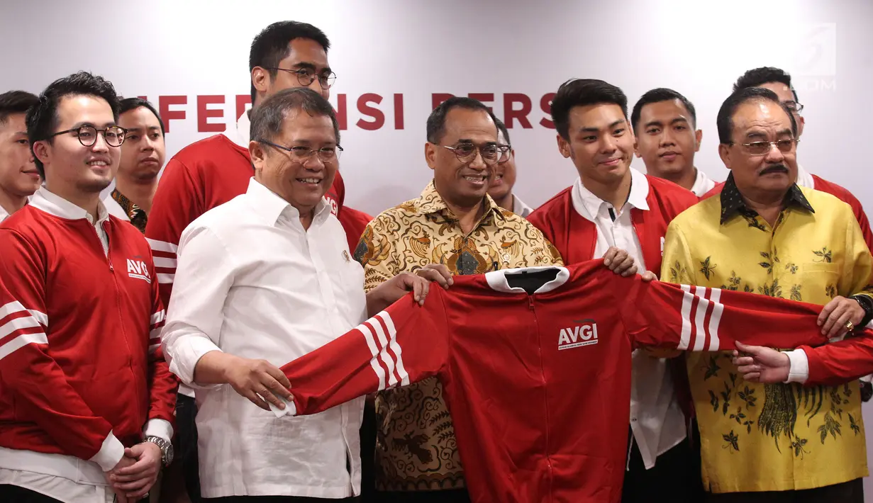 Menkominfo Rudiantara, Menteri Perhubungan Budi Karya Sumadi, Ketua Umum AVGI Rob Clinton Kardinal dan Anggota DPR Robert Joppy Kardinal foto bersama pada pelantikan pengurus Asosiasi Olahraga Video Games Indonesia (AVGI) di Jakarta, Selasa (16/7/2019). (Liputan6.com/HO/Bon)