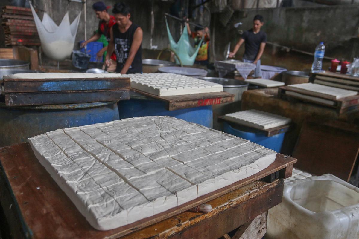 FOTO: Perajin Tahu Tertekan Kenaikan Harga Kedelai