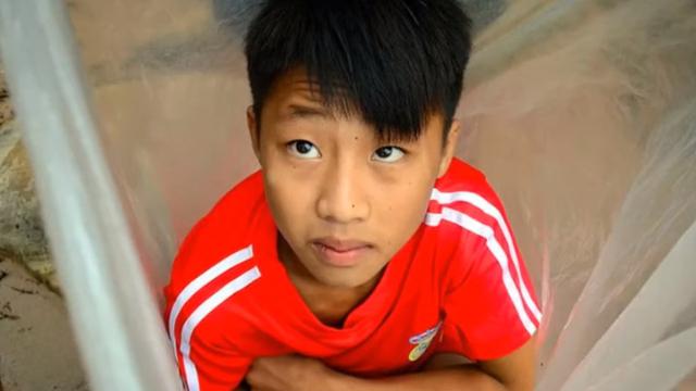 sSiswa di Vietnam Seberangi Sungai dalam Kantong Plastik untuk Bersekolah