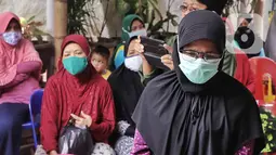 Petugas mengecek Kartu Warga Sejahtera saat pembagian sembako BPNT di RW 01 Kelurahan Gaga,Larangan, Kota Tangerang, Banten, Rabu (24/2/2021). Program sembako atau BPNT kepesertaannya ditetapkan sebanyak 18,5 juta KPM akan diberikan setiap bulan hingga Desember 2021. (Liputan6.com/Angga Yuniar)