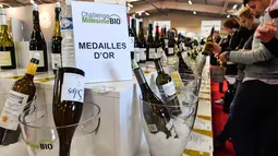 Pengunjung mencicipi wine organik dalam pameran  Millesime Bio 2018 di Kota Montpellier, Prancis, Senin (29/1). Pameran ini diikuti sebanyak 16 negara. (AFP PHOTO/PASCAL GUYOT)