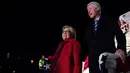 Calon Presiden AS dari Partai Demokrat, Hillary Clinton didampingi suaminya saat tiba di Westchester County Airport di White Plains, New York, AS, Selasa (8/11). (AP Photo / Andrew Harnik)