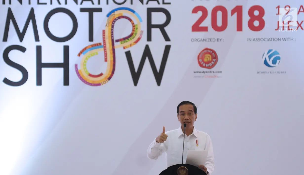 Presiden RI, Joko Widodo memberi sambutan pembuka Indonesia International Motor Show 2018 di JIExpo, Jakarta, Kamis (19/4). 38 merek kendaraan dipamerkan dan lebih dari 350 perusahaan ikut dalam IIMS 2018. (Liputan6.com/Helmi Fithriansyah)