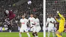 Bek West Ham United, Kurt Zouma (kiri) melepaskan sundulan yang menghasilkan gol penyeimbang 1-1 ke gawang Tottenham Hotspur pada laga pekan ke-31 Premier League 2023/2024 di London Stadium, London, Selasa (2/4/2024) malam. (AP Photo/Kirsty Wigglesworth)