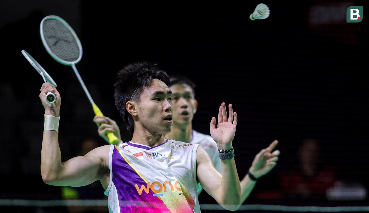 Pebulu tangkis ganda putra Indonesia, Nikolaus Joaquin/Raymond Indra berusaha mengembalikan kok ke arah pasangan Prancis, Eloi Adam/Leo Rossi dalam laga babak 32 besar Indonesia Masters 2026 di Istora, Senayan, Jakarta, Selasa (20/01/2026). (Bola.com/Bagaskara Lazuardi)