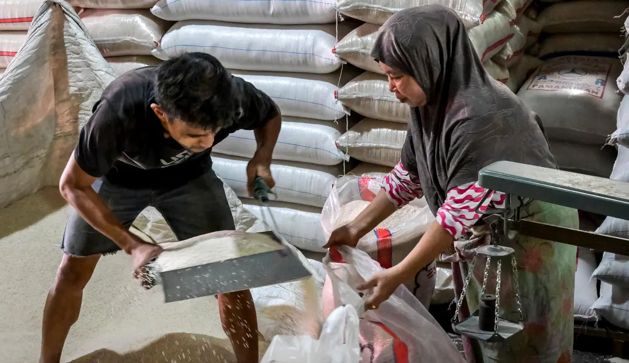 Sebelumnya, Kepala Badan Pangan Nasional (Bapanas) Arief Prasetya Hadi usai rapat dengar pendapat (RDP) bersama Komisi IV DPR RI, Senin (7/7/2025) mengungkap telah memiliki strategi jitu untuk menurunkan harga beras yang sempat melonjak dalam beberapa waktu terakhir. (BAY ISMOYO/AFP)