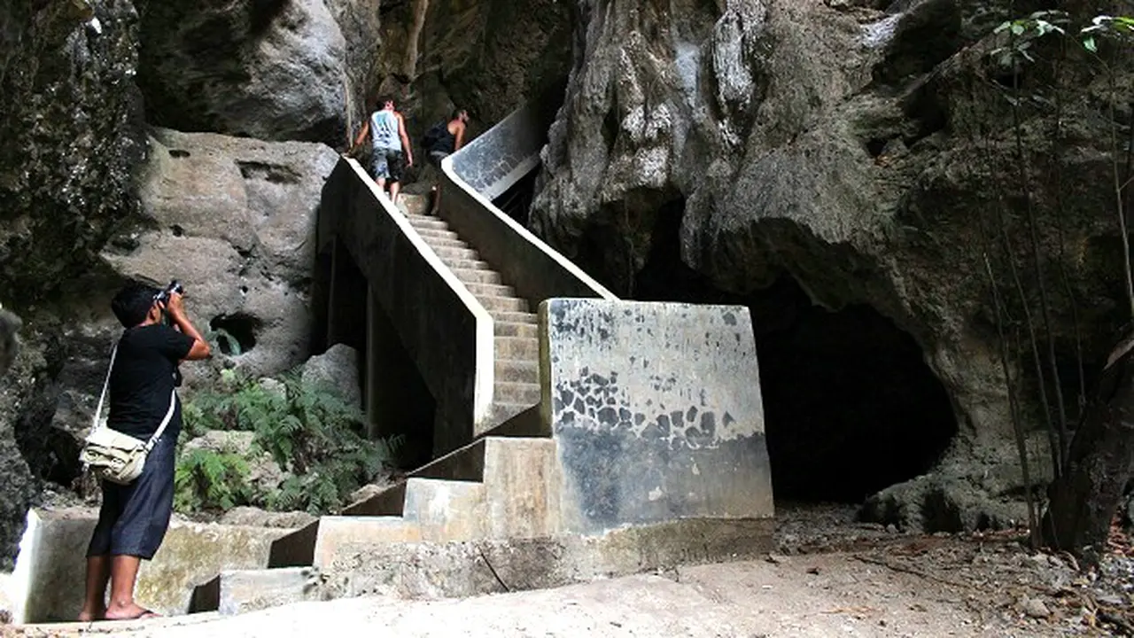 Gua Batu Cermin