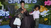 Gaya Glamor Seksi Rihanna di Karpet Biru, 2 Putra Balitanya Tak Kalah Necis
