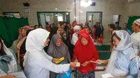 Ketua Relawan Laskar Prabowo 08 DKI Jakarta, Yulie Nasution membagikan THR dan  asupan vitamin untuk ratusan warga di kawasan Tanah Abang, Jakarta Pusat, Jumat (5/4/2024). (Ist).