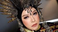 Melly Goeslaw dengan headpiece Matahari. (dok. instagram.com/melly_goeslaw/https://www.instagram.com/p/B2YXz13g1A3/Novi Thedora)