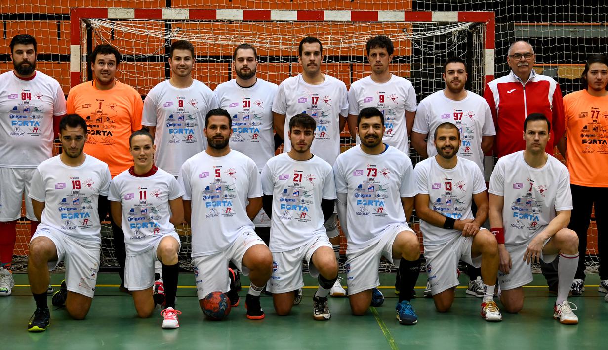 Pemain Spanyol Club Balonmano Albacete, Mireia Rodriguez berpose dengan timnya sebelum pertandingan pertamanya melawan Cabanillas di Albacete pada 6 November 2021. Mireia Rodriguez adalah wanita pertama yang bergabung dengan tim bola tangan pria profesional. (GABRIEL BOUYS / AFP)