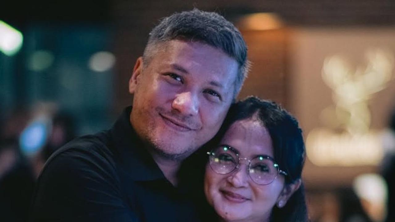 6 Potret Keakraban Gading Marten dengan Ibu Sambungnya Anna Maria, Pernah Syuting Iklan Produk Minuman saat Masih Kecil