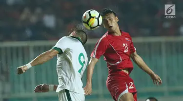 Pemain depan Indonesia U-23, Ilija Spasojevic (kiri) berebut bola atas dengan pemain Korea Utara, Kim Nam Il pada laga PSSI Anniversary Cup 2018 di Stadion Pakansari, Kab Bogor, Senin (30/4). Babak pertama imbang 0-0. (Liputan6.com/Helmi Fithriansyah)