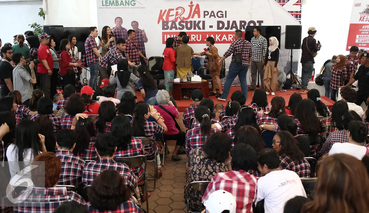 Cagub DKI Jakarta nomor urut dua, Basuki Tjahaja Purnama saat menghadiri pertemuan bersama puluhan masyarakat di rumah lembang, Jakarta, Kamis (15/12). Mereka berharap Basuki Tjahaja Purnama untuk pantang  menyerah. (Liputan6.com/Faizal Fanani)