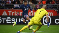 Gol kedua Mbappe terjadi pada menit ke-63. Kali ini lewat umpan silang mendatar Achraf Hakimi yang dituntaskan oleh Mbappe lewat kaki kirinya. (Foto: AFP/Franck Fife)