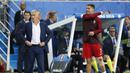 Gaya Cristiano Ronaldo saat berada dipinggir lapangan bersama pelatih Prancis, Didier Deschamps pada Final Piala Eropa 2016 di Stade de France, Saint-Denis, Paris,(11/7/2016) dini hari WIB. (REUTERS/Darren Staples)