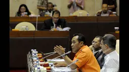 Kepala Basarnas, Bambang Soelistyo saat menjelaskan perkembangan SAR Pesawat AirAsia QZ8501 dalam raker dengan Komisi V DPR di Gedung DPR, Senayan, Jakarta, Selasa (20/1/2015). (Liputan6.com/Andrian M Tunay)