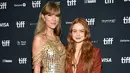 <p>Taylor Swift (kiri) bersama Sadie Sink saat menghadiri Toronto International Film Festival (TIFF) di Toronto, Kanada, 9 September 2022. Sadie Sink mengenakan Stella McCartney. (Photo by Evan Agostini/Invision/AP)</p>