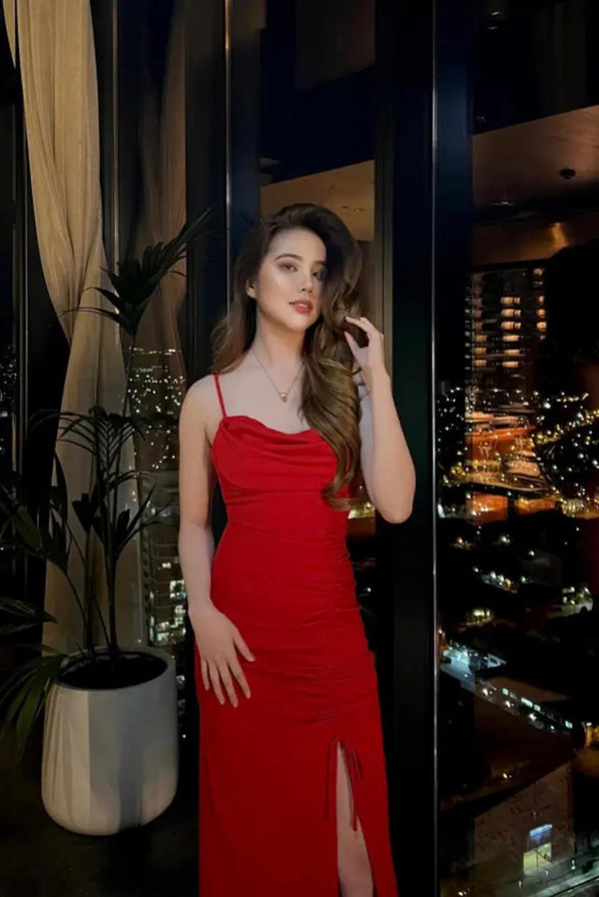 8 Gaya Agatha Chelsea Pakai Dress Panjang, Tampil Anggun dan Cantik Menawan