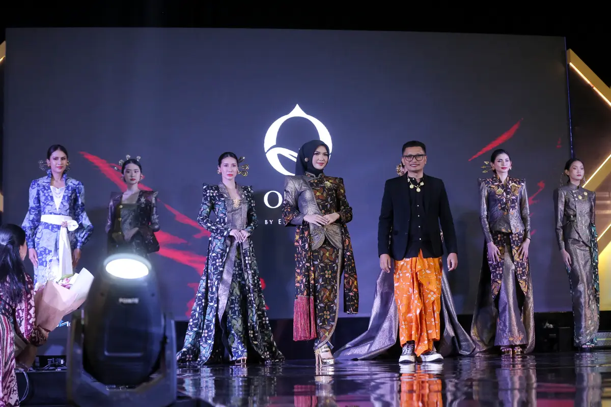 Elegansi Kebaya Kombinasi Batik Taliabu dari Olanye by Eko Tjandra, Terinspirasi dari Napoleon Bonaparte