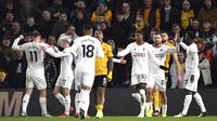 Para pemain Manchester United merayakan gol yang dicetak oleh Rasmus Hojlund ke gawang Wolverhampton Wanderers pada laga Liga Inggris pekan 22 di Stadion Molineux, Jumat (2/2/2024). (AP Photo/Rui Vieira)