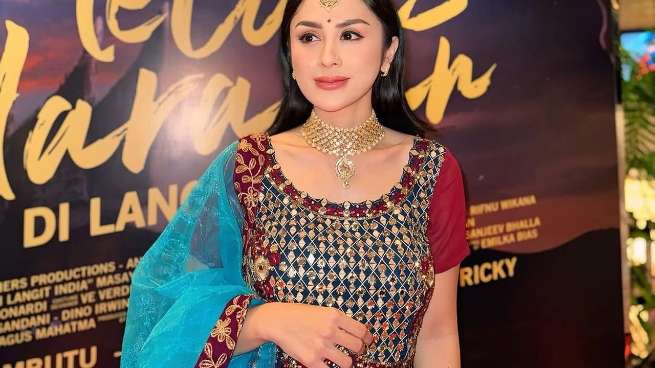 Potret Cantik Selvi Kitty Hadir di Gala Premier 'MELUKIS HARAPAN DI LANGIT INDIA'