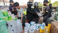Sejumlah warga memilih masker yang dijual pedagang di kawasan bawah Tol Andara, Jakarta Selatan, di tengah kekhawatiran sebaran abu vulkanik, Minggu (6/9/2026). (KLY/Budy Santoso)
