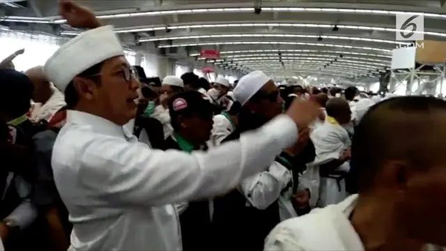 Menteri Agama Lukman Hakim Saufuddin berbaur dengan jemaah haji dari seluruh dunia melaksanakan lempar jumrah