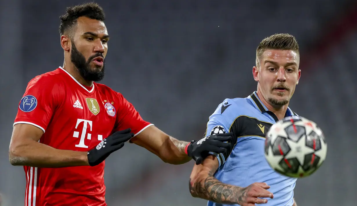 Penyerang Bayern Munchen, Eric Maxim Choupo-Moting dan gelandang Lazio, Sergej Milinkovic-Savic bersaing memperebutkan bola pada leg kedua babak 16 besar Liga Champions di Allianz Arena, Kamis dinihari WIB (18/3/2021). Bayern Munchen menang 2-1 atas tamunya Lazio. (AP Photo/Matthias Schrader)