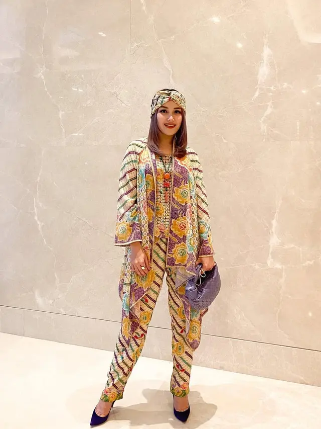 Potret Ayu Ting Ting Pakai Batik
