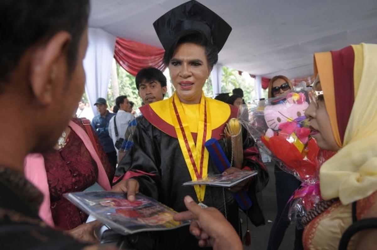 Wajah semringah Mami Yuli lulus S2 dengan IPK 3,85