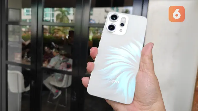 <p>Tampak belakang Oppo Reno14 Pro 5G. (Liputan6.com/ Yuslianson)</p>