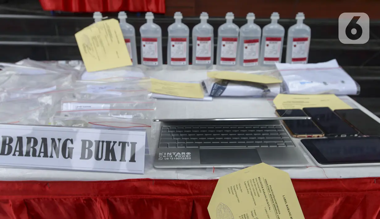 Barang bukti kasus penyuntikan stem cell oleh dokter klinik yang tidak sesuai standar kententuan diperlihatkan saat rilis di Polda Metro Jaya, Jakarta Selatan, Kamis (16/1/2020). Polisi berhasil mengungkap kasus tersebut serta mengamankan barang bukti dan tiga tersangka.  (merdeka.com/Imam Buhori)
