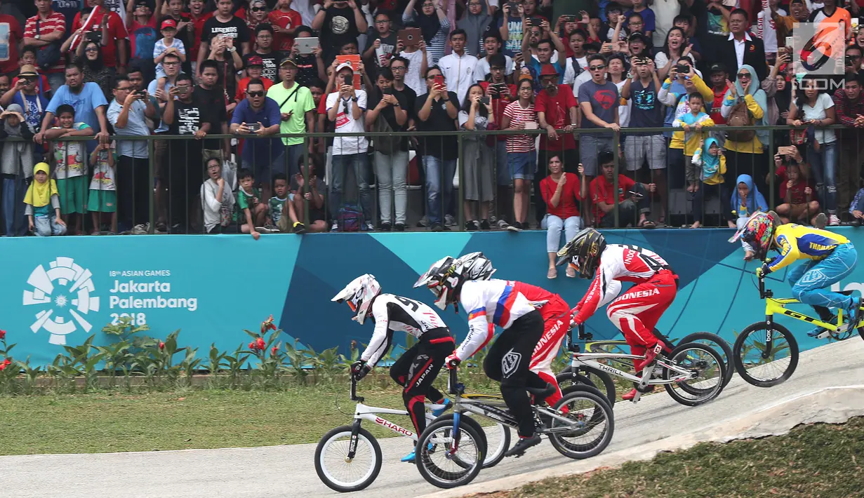 Atlet sepeda BMX putra Asian Games 2018 bertanding pada nomor putra di Pulo Mas International BMX Center, Sabtu (25/8). Pada pertandingan tersebut I Gusti Bagus Saputra finish diurutan kedua. (Liputan6.com/Fery Pradolo)