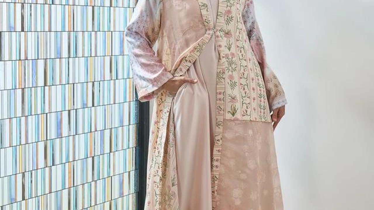 6 Potret Baju Sarimbit Keluarga Ussy Sulistiawaty dan Andhika Pratama, Desain Mewah Tapi Sederhana