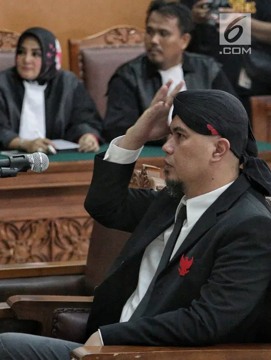 Terdakwa Ahmad Dhani menjalani sidang lanjutan atas kasus ujaran kebencian di PN Jakarta Selatan, Senin (28/1). Dalam sidang beragendakan vonis tersebut, hakim menuntut Ahmad Dhani dengan pidana penjara 1 tahun 6 bulan. (Liputan6.com/Faizal Fanani)