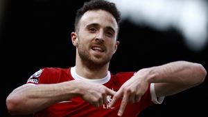Pemain Liverpool asal Portugal #20, Diogo Jota, merayakan gol ketiga timnya selama pertandingan Liga Primer Inggris antara Fulham dan Liverpool di Craven Cottage di London pada 21 April 2024. Striker Liverpool Diogo Jota meninggal bersama saudaranya pada 3 Juli 2025 dini hari dalam sebuah kecelakaan lalu lintas di barat laut Spanyol, kata Garda Sipil Spanyol. (BENJAMIN CREMEL/AFP)