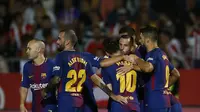 Pemain Barcelona merayakan gol bunuh diri penggawa Girona pada laga di Estadi Municipal de Montilivi, Minggu (24/9/2017) dini hari WIB. (AP Photo/Manu Fernandez)