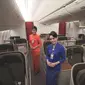 Pramugari berpose di dalam armada baru Garuda Indonesia Boeing B777-300ER sesaat setelah mendarat di Bandara Soekarno Hatta, Tangerang, Banten, Kamis (29/10). Pesawat ini memiliki kapasitas penumpang 393 seat. (Liputan6.com/Angga Yuniar)