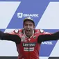 Pembalap Ducati Danilo Petrucci melakukan selebrasi usai memenangi balapan MotoGP Prancis 2020 di Le Mans, Prancis, Minggu (11/10/2020). Danilo Petrucci menjadi yang tercepat disusul Alex Marquez dan Pol Espargaro. (AP Photo/David Vincent)