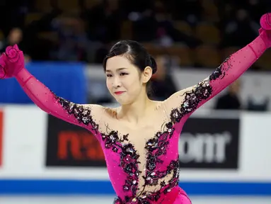 Miyu Nakashio atlet peseluncur es putri asal Jepang menaikkan kedua tangannya usai tampil di kompetisi seluncur es, Milwaukee, Amerika Serikat, Jumat (23/10/2015). Puluhan peserta dari berbagai dunia ikut dalam kompetisi ini. (REUTERS/Lucy Nicholson)